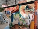 I bambini guidano sul dinosauro del parco a tema per l'attrezzatura di spettacolo