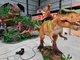Giro su misura di lunghezza del centro commerciale sulla camminata realistica di manifestazione del dinosauro