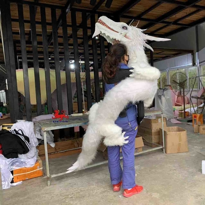 Controllo manuale su misura colore del burattino di mano del dinosauro di gomma