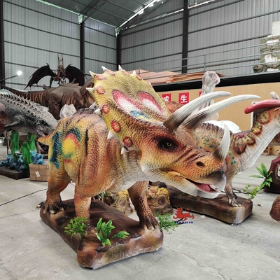 Il parco di divertimenti annunciato osserva il dinosauro che di lampeggiamento il triceratopo modella