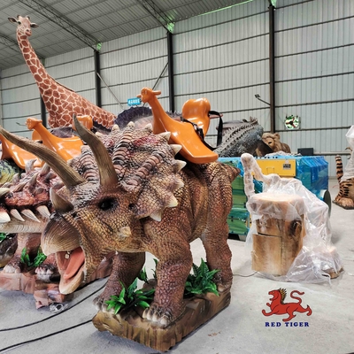 Il triceratopo animatronico dell'interno guida sulla dimensione su misura del dinosauro