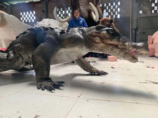 Costume realistico interattivo del coccodrillo per il parco di divertimenti